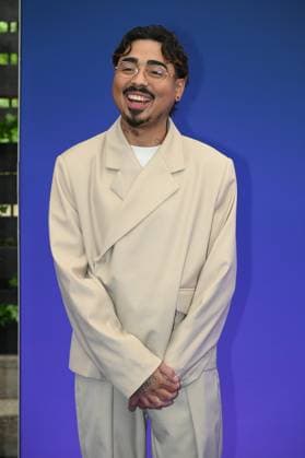 Comedian Tony Bauer kommt zur Preisverleihung Deutscher Entertainment Award 2025