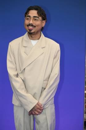 Comedian Tony Bauer kommt zur Preisverleihung Deutscher Entertainment Award 2025