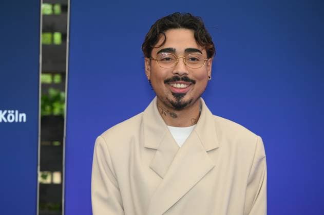 Comedian Tony Bauer kommt zur Preisverleihung Deutscher Entertainment Award 2025
