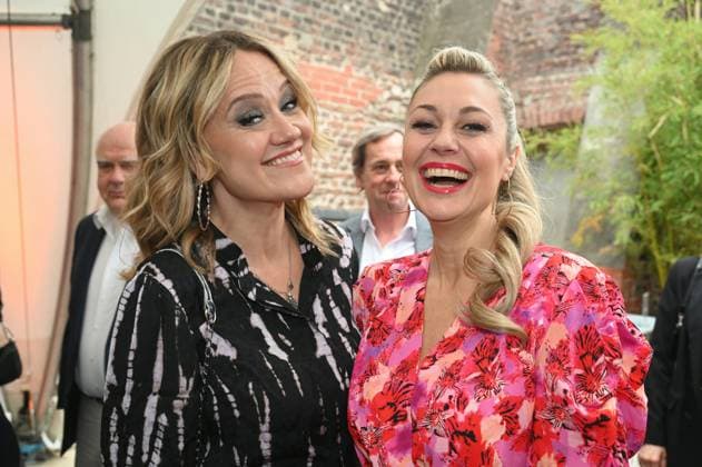 Schauspielerin Lisa Feller und Ruth Moschner , l-r, kommt zur Preisverleihung Deutscher Entertainment Award 2025