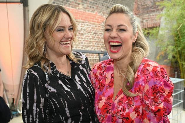 Schauspielerin Lisa Feller und Ruth Moschner , l-r, kommt zur Preisverleihung Deutscher Entertainment Award 2025