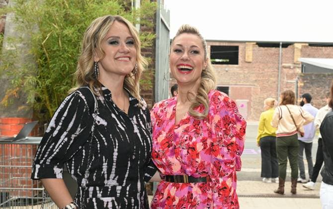 Schauspielerin Lisa Feller und Ruth Moschner , l-r, kommt zur Preisverleihung Deutscher Entertainment Award 2025