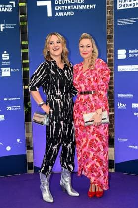 Schauspielerin Lisa Feller und Ruth Moschner , l-r, kommt zur Preisverleihung Deutscher Entertainment Award 2025