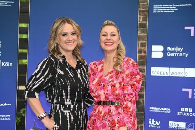 Schauspielerin Lisa Feller und Ruth Moschner , l-r, kommt zur Preisverleihung Deutscher Entertainment Award 2025