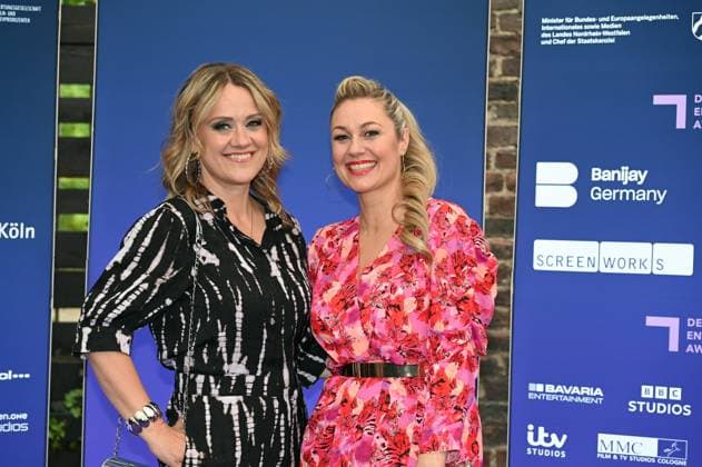 Schauspielerin Lisa Feller und Ruth Moschner , l-r, kommt zur Preisverleihung Deutscher Entertainment Award 2025
