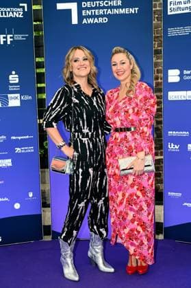 Schauspielerin Lisa Feller und Ruth Moschner , l-r, kommt zur Preisverleihung Deutscher Entertainment Award 2025
