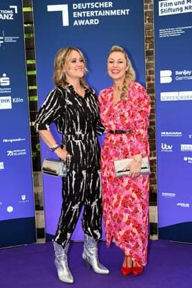 Schauspielerin Lisa Feller und Ruth Moschner , l-r, kommt zur Preisverleihung Deutscher Entertainment Award 2025