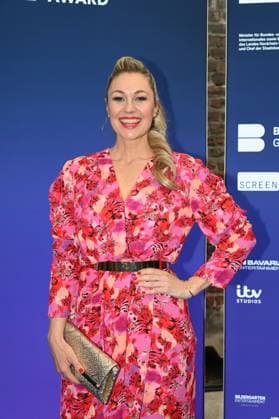 Schauspielerin und Komikerin Ruth Moschner kommt zur Preisverleihung Deutscher Entertainment Award 2025