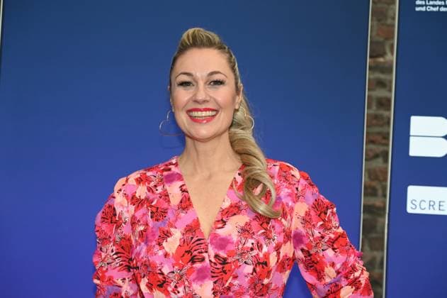 Schauspielerin und Komikerin Ruth Moschner kommt zur Preisverleihung Deutscher Entertainment Award 2025