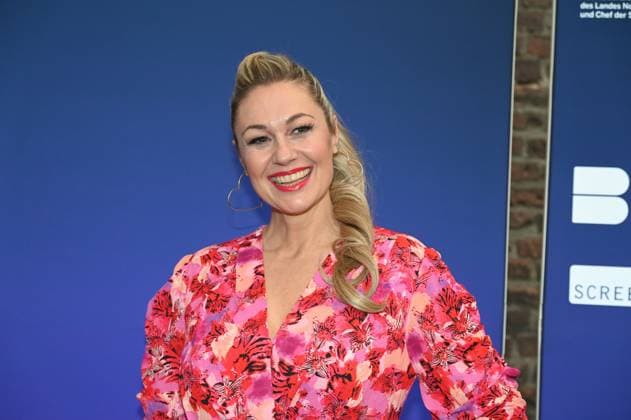 Schauspielerin und Komikerin Ruth Moschner kommt zur Preisverleihung Deutscher Entertainment Award 2025