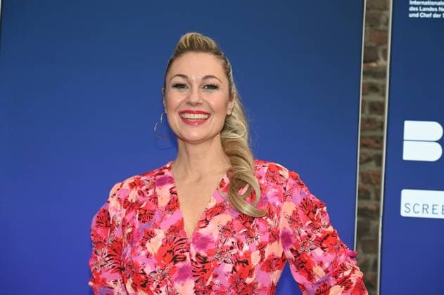 Schauspielerin und Komikerin Ruth Moschner kommt zur Preisverleihung Deutscher Entertainment Award 2025