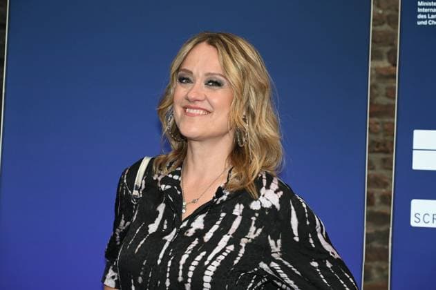 Schauspielerin und Komikerin Lisa Feller kommt zur Preisverleihung Deutscher Entertainment Award 2025