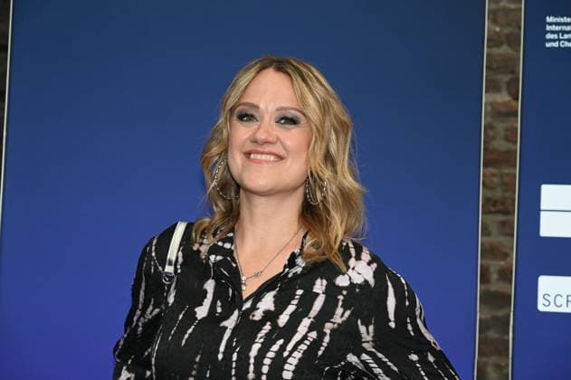 Schauspielerin und Komikerin Lisa Feller kommt zur Preisverleihung Deutscher Entertainment Award 2025