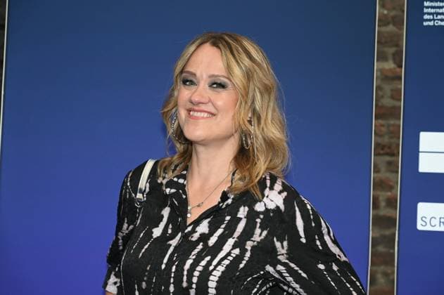 Schauspielerin und Komikerin Lisa Feller kommt zur Preisverleihung Deutscher Entertainment Award 2025