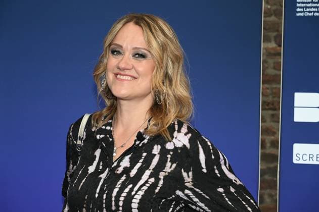 Schauspielerin und Komikerin Lisa Feller kommt zur Preisverleihung Deutscher Entertainment Award 2025