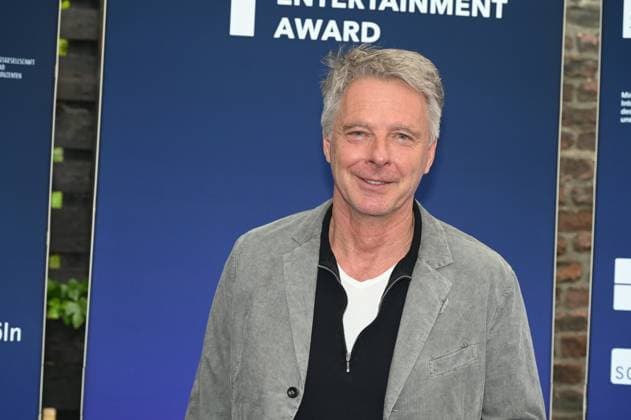 Moderator Jörg Pilawa kommt zur Preisverleihung Deutscher Entertainment Award 2025