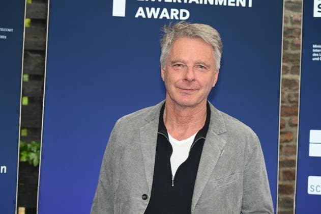 Moderator Jörg Pilawa kommt zur Preisverleihung Deutscher Entertainment Award 2025
