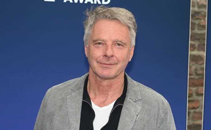 Moderator Jörg Pilawa kommt zur Preisverleihung Deutscher Entertainment Award 2025