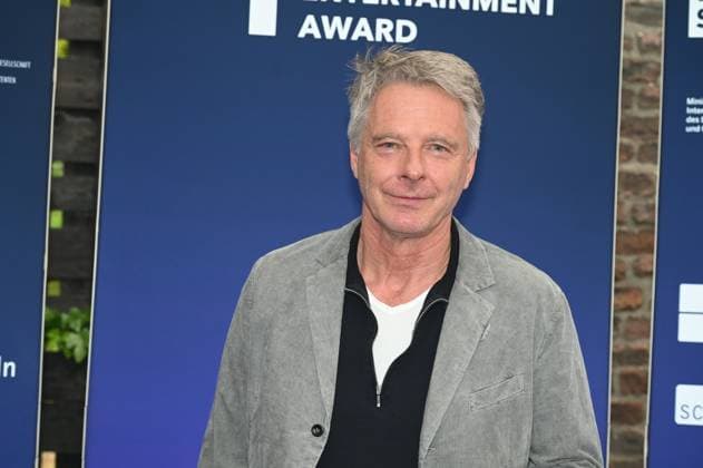 Moderator Jörg Pilawa kommt zur Preisverleihung Deutscher Entertainment Award 2025