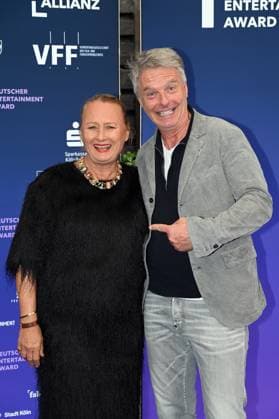 Produzentin Ute Biernat, CEO UFA Show & Factual, und Moderator Jörg Pilawa, l-r, kommt zur Preisverleihung Deutscher Entertainment Award 2025