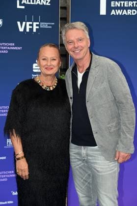 Produzentin Ute Biernat, CEO UFA Show & Factual, und Moderator Jörg Pilawa, l-r, kommt zur Preisverleihung Deutscher Entertainment Award 2025