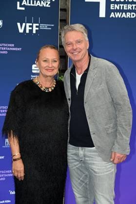 Produzentin Ute Biernat, CEO UFA Show & Factual, und Moderator Jörg Pilawa, l-r, kommt zur Preisverleihung Deutscher Entertainment Award 2025