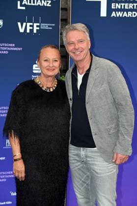 Produzentin Ute Biernat, CEO UFA Show & Factual, und Moderator Jörg Pilawa, l-r, kommt zur Preisverleihung Deutscher Entertainment Award 2025