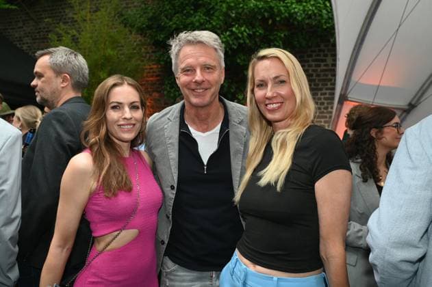 Moderatoren Jule Goelsdorf, Jörg Pilawa und Christine Langner, l-r, kommen zur Preisverleihung Deutscher Entertainment Award 2025
