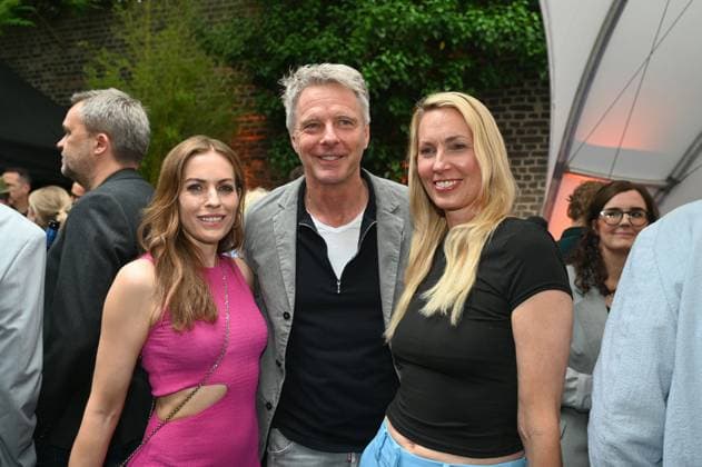 Moderatoren Jule Goelsdorf, Jörg Pilawa und Christine Langner, l-r, kommen zur Preisverleihung Deutscher Entertainment Award 2025