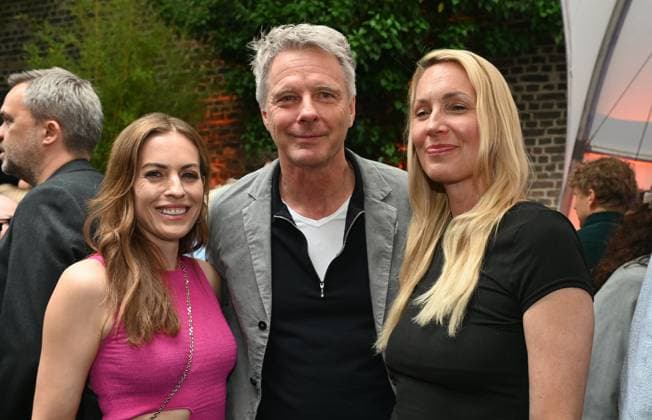 Moderatoren Jule Goelsdorf, Jörg Pilawa und Christine Langner, l-r, kommen zur Preisverleihung Deutscher Entertainment Award 2025