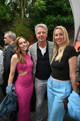 Moderatoren Jule Goelsdorf, Jörg Pilawa und Christine Langner, l-r, kommen zur Preisverleihung Deutscher Entertainment Award 2025