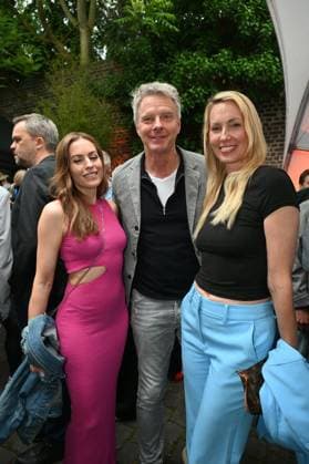 Moderatoren Jule Goelsdorf, Jörg Pilawa und Christine Langner, l-r, kommen zur Preisverleihung Deutscher Entertainment Award 2025