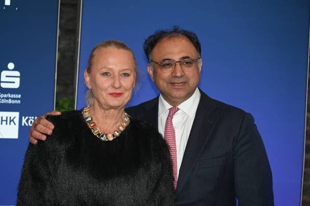 Produzentin Ute Biernat, CEO UFA Show & Factual und Walid Nakschbandi, Geschäftsführer Film und Medienstiftung NRW, l-r, kommen zur Preisverleihung Deutscher Entertainment Award 2025