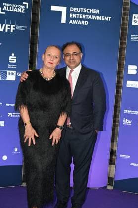 Produzentin Ute Biernat, CEO UFA Show & Factual und Walid Nakschbandi, Geschäftsführer Film und Medienstiftung NRW, l-r, kommen zur Preisverleihung Deutscher Entertainment Award 2025