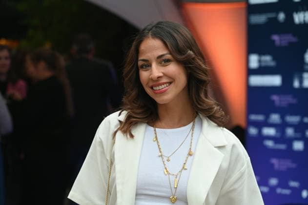 Comedienne und Moderatorin Negah Amiri kommt zur Preisverleihung Deutscher Entertainment Award 2025