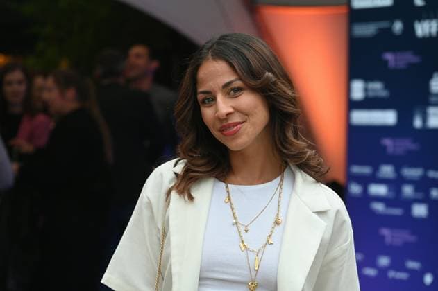 Comedienne und Moderatorin Negah Amiri kommt zur Preisverleihung Deutscher Entertainment Award 2025