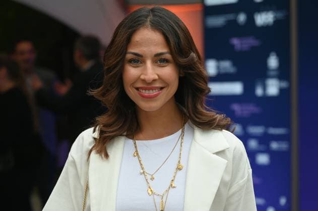 Comedienne und Moderatorin Negah Amiri kommt zur Preisverleihung Deutscher Entertainment Award 2025