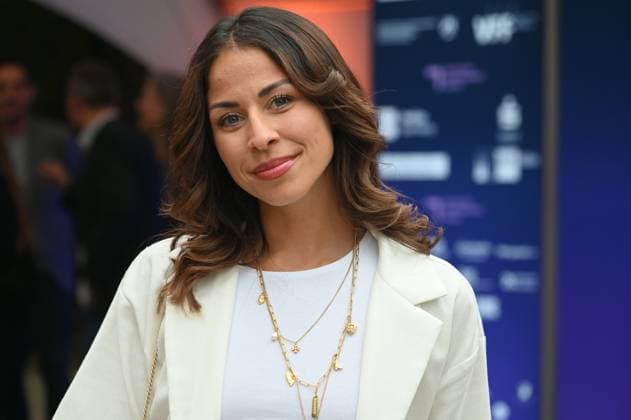 Comedienne und Moderatorin Negah Amiri kommt zur Preisverleihung Deutscher Entertainment Award 2025