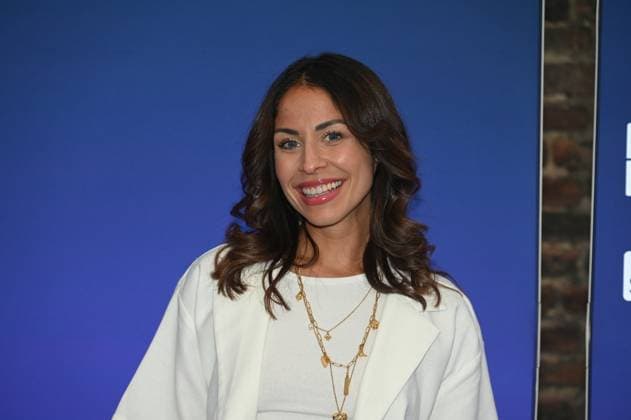 Comedienne und Moderatorin Negah Amiri kommt zur Preisverleihung Deutscher Entertainment Award 2025
