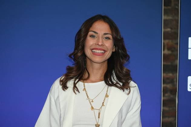 Comedienne und Moderatorin Negah Amiri kommt zur Preisverleihung Deutscher Entertainment Award 2025