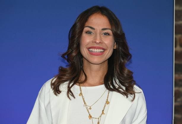 Comedienne und Moderatorin Negah Amiri kommt zur Preisverleihung Deutscher Entertainment Award 2025