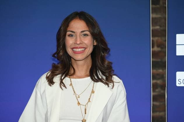 Comedienne und Moderatorin Negah Amiri kommt zur Preisverleihung Deutscher Entertainment Award 2025
