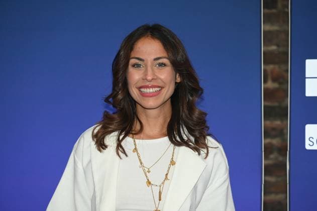 Comedienne und Moderatorin Negah Amiri kommt zur Preisverleihung Deutscher Entertainment Award 2025