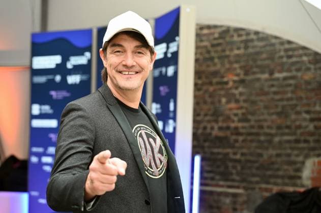 Comedian Matze Knop kommt zur Preisverleihung Deutscher Entertainment Award 2025
