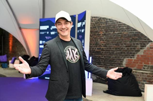 Comedian Matze Knop kommt zur Preisverleihung Deutscher Entertainment Award 2025