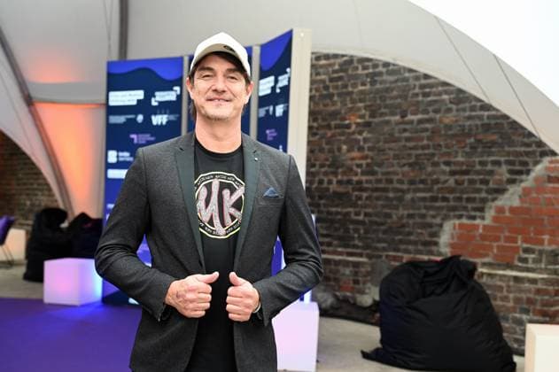Comedian Matze Knop kommt zur Preisverleihung Deutscher Entertainment Award 2025