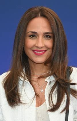 Moderatorin Nina Moghaddam kommt zur Preisverleihung Deutscher Entertainment Award 2025