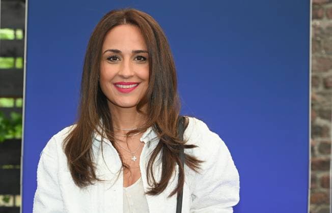 Moderatorin Nina Moghaddam kommt zur Preisverleihung Deutscher Entertainment Award 2025