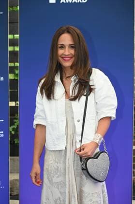 Moderatorin Nina Moghaddam kommt zur Preisverleihung Deutscher Entertainment Award 2025