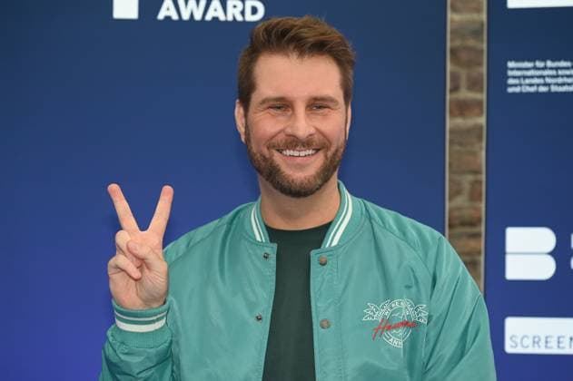 Künstler Maurice Gajda kommt zur Preisverleihung Deutscher Entertainment Award 2025